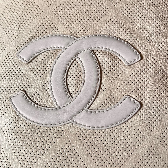 Chanel Cream Tote Bag with Textured Canvas and Iconic CC Logo - Picture 13 of 16